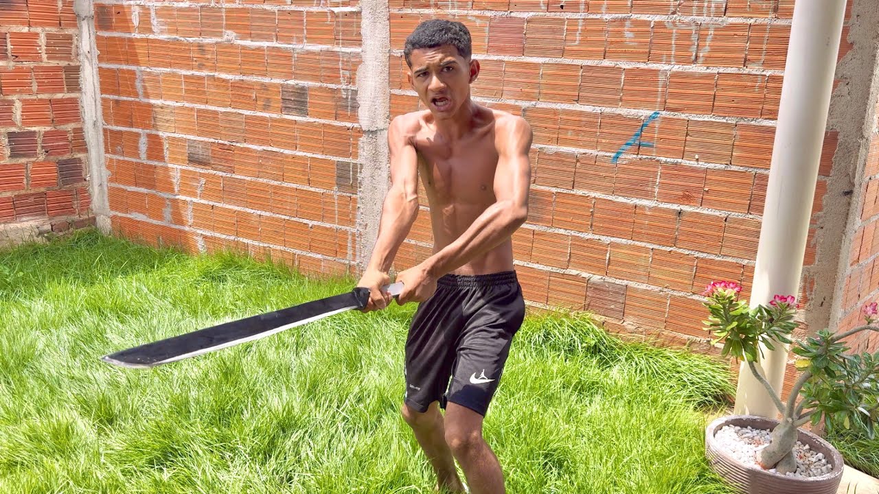 BRUTINHO COMPRA ESPADA E PARTE PRA ClMA…