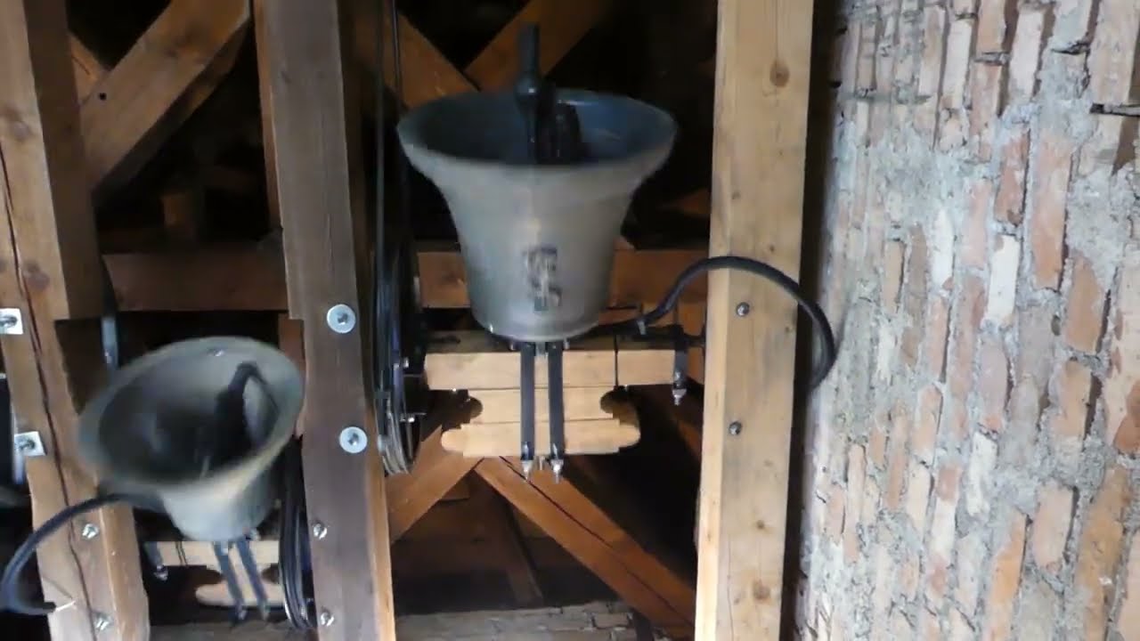 Pitten (A-NÖ) Die Geläute der Pfarrhofkirche zum Hl. Martin und Bergkirche zum Hl.Georg Turmaufnahme