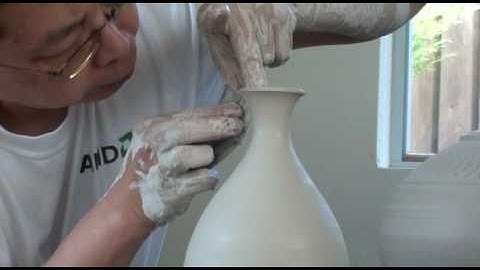 36. Using Water / Slip Efficiently to Throw a Tall Porcelain Bottle with Hsin-Chuen Lin