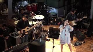 Symphony - Putri Ayu & Groovellas (Clean Bandit ft. Zara Larson Cover) Live in Kota Kasablanka, ID