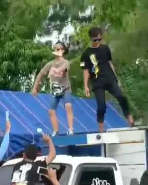 #MRTL9 cewek cantik naik diatas truck sambil joget saat acar kopdar ke9 MRTL