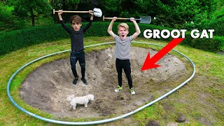 Grote trampoline ingraven in de achtertuin *MEGA GAT*