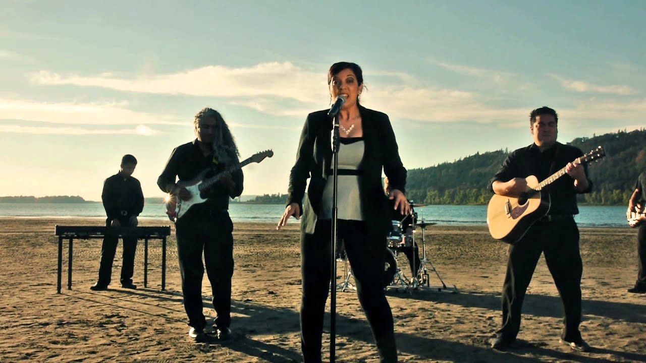 Koren & Jessica - Muévete en Mi - Video Oficial