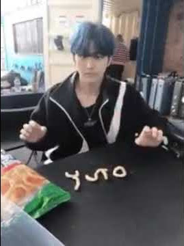 Hongseok spelling Yuto's name with food. (Pentagon)