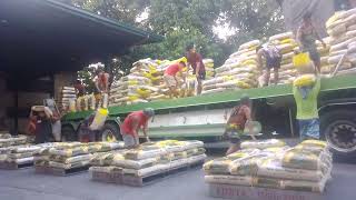 Mano manong pagbaba Ng bigas dito sa tondo manila #buhaytruckdriver