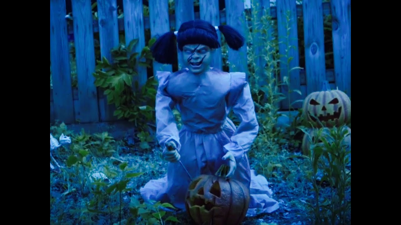 Lunging Pumpkin Carving Girl | Spirit Sneak Peeks 2016