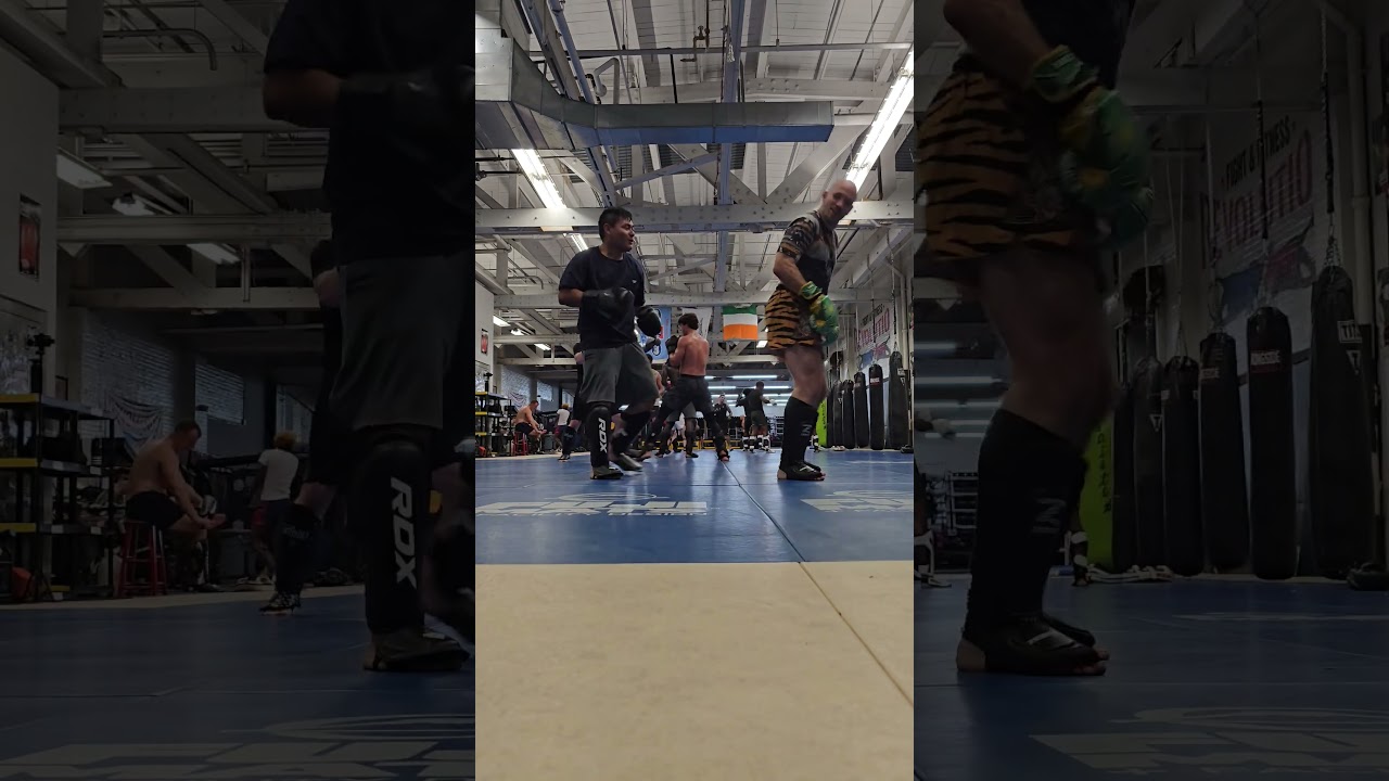 Sparring with a twist #MuayThai #Playtime #HandicapSparring