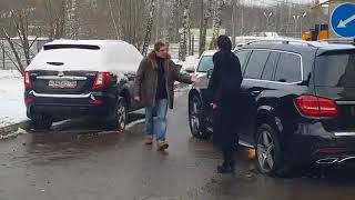 Самбурская устроила скандал на дороге в Нахабино. Актриса на своем мерине влетела в яму Самбурская устроила скандал на дороге в Нахабино. Актриса на своем мерине влетела в яму