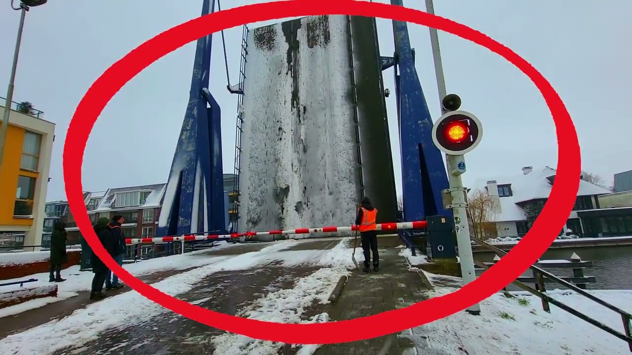 Во время уборки моста с него упал большой кусок снега. Речной транспорт в Нидерландах.