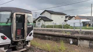 E257系5500番台OM-55編成特急草津四万4号上野行き群馬総社駅1番線を警笛鳴らして通過