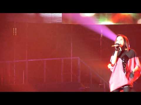 "咪咕和他的朋友們"成都演唱會張靚穎演唱《熱》(DV版本)