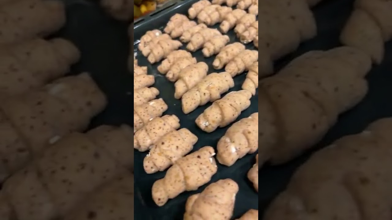 عيش بالشعريه ودجاج بالخضار بخلطه الصويا وفطاير بالزعتر وبسبوسة بالفستق