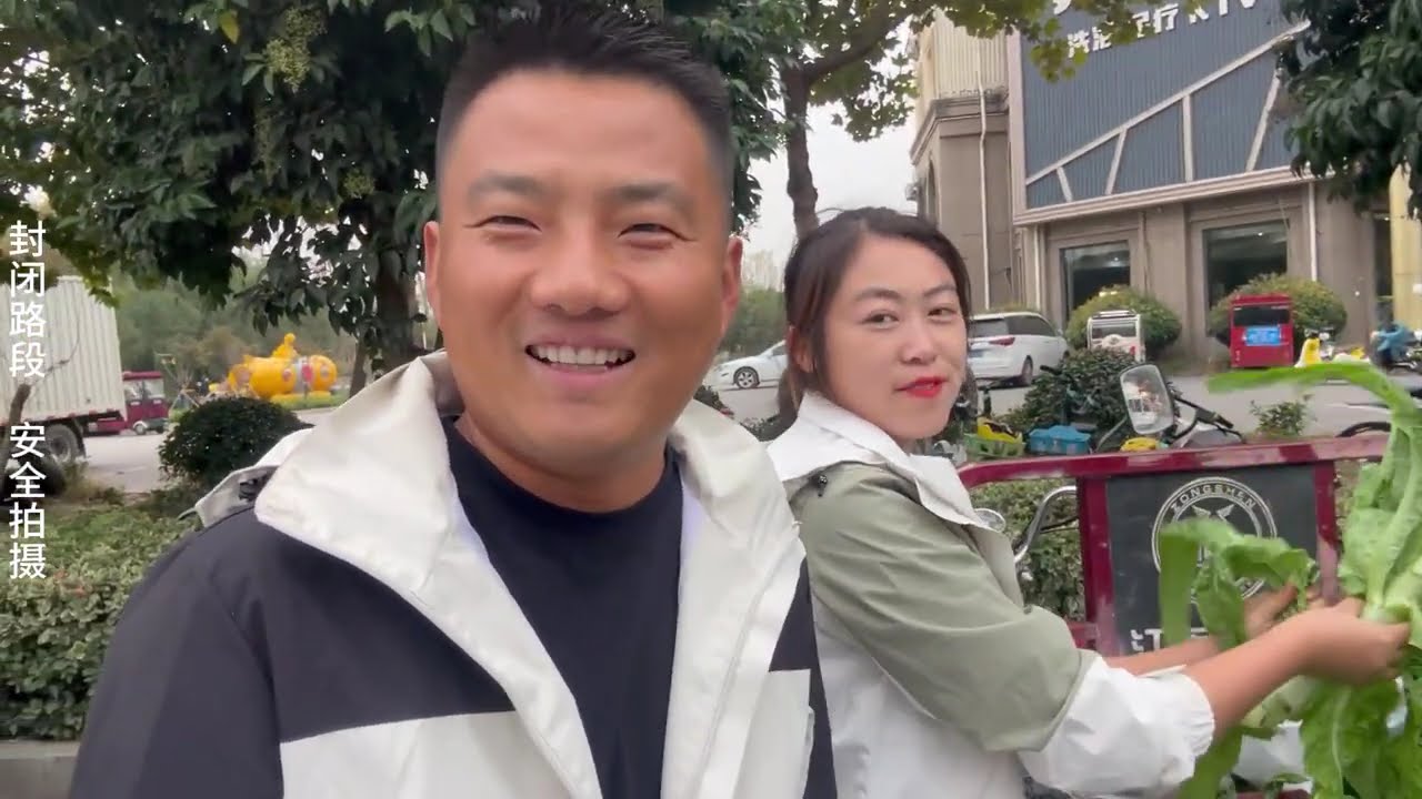 媳妇摆摊卖莴笋，竟卖一块钱一根，200根莴笋一个小时卖光 