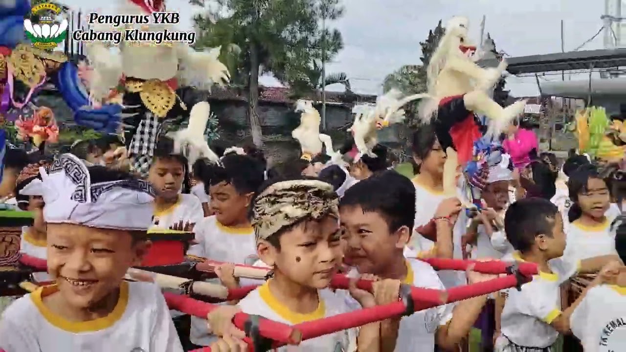 KEGIATAN NGARAP OGOH-OGOH TK KEMALA BHAYANGKARI 5 KLUNGKUNG
