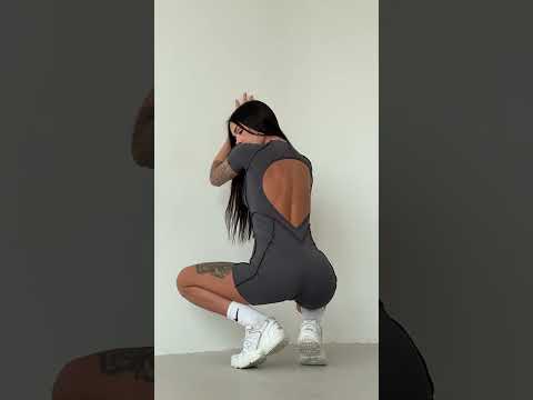 Темно-сірий фітнес комбінезон зі швами на лице, відео 3