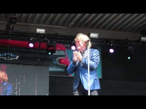 Peter Noone of Herman's Hermits  Intro I'm Into Something Good  LIVE  8 30 21  NYY State Fair