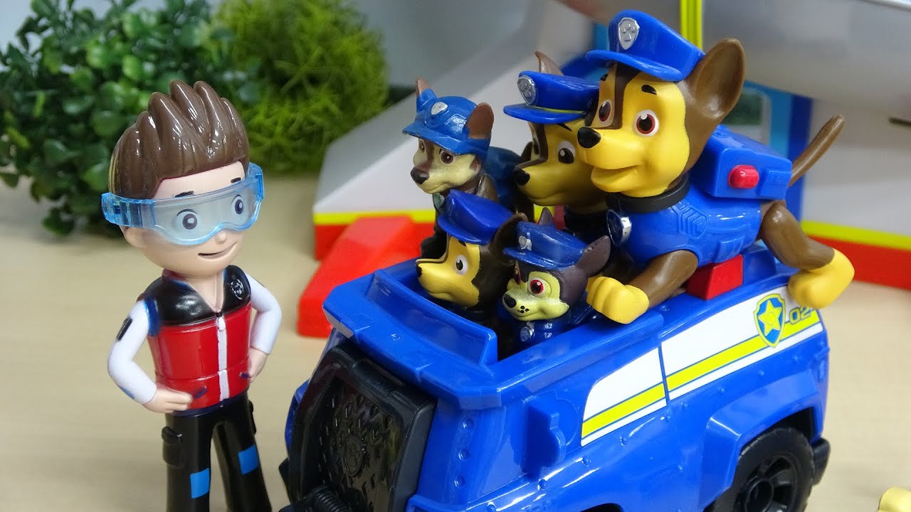 PAW PATROL ケント　フィギュア バッジ付き タカラトミー パウ・パトロール ワンアクションフィギュア