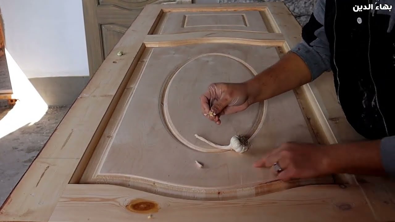 دهان باب خشب من البدايه الي النهايه  .و تركيب لون بني زيتي فاتح