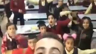 Sınıfta Ögrencileriyle Birlikte Ibrahim Erkal Care Gelmez Sarkısıyla Coşan Ogretmen 🌸🍄🍄