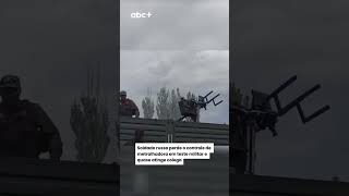 Soldado russo perde o controle de metralhadora em teste militar e quase atinge colega