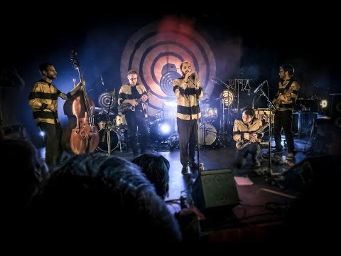Sleduj Shake Stew - I Can Feel The Heat Closing In (Live Video) na YouTube