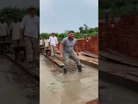 Ep.21. Prima ploaie de când suntem în Africa, turnăm beton și apoi montăm fier beton