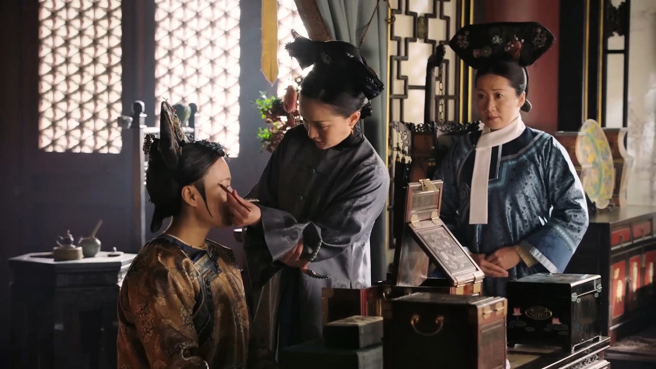 如懿笑著為太后畫眉，婆媳唇槍舌戰不分勝負，不愧為宮鬥達人！#周迅 #霍建華 #青櫻傳#中國電視劇