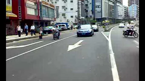 Crossing the street in China Dongguan city Zhangmutou town - DayDayNews