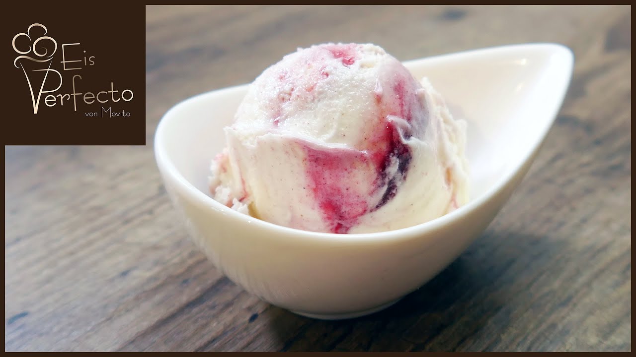 Panna cotta Eis mit Winterpflaumen