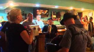 Portuguesiña - Os Revirados en Canción de Tasca Espasante