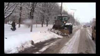 Очистка дорог от снега в Горловке