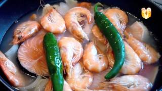 Китайская кухня, кислый суп с морепродуктами и лососем Китайская кухня, кислый суп с морепродуктами и лососем