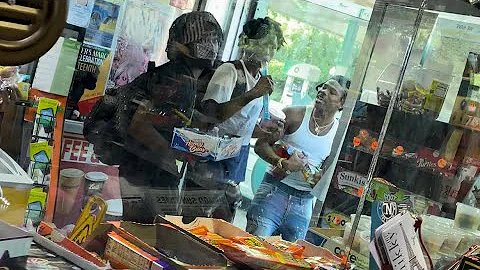 Chicago customers go crazy cause I handed them a sus note 😳🤯🤯