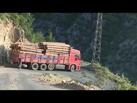 Zor yollar Karadeniz'de Artvin Yusufeli Balcılı da yorum taşıyan kamyonlar