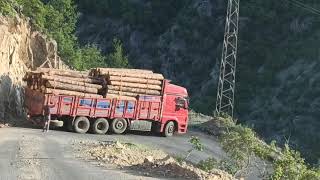 Zor yollar Karadeniz'de Artvin Yusufeli Balcılı da yorum taşıyan kamyonlar