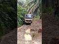 DREVER DI JALAN SEMPIT BERKUBANG AIR CAMPUR LUMPUR