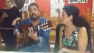 Potito con su mujer cantando alavanzas en un restaurante chords