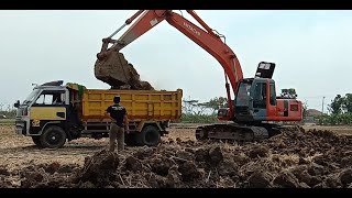 Dump truk muat tanah dengan excavator