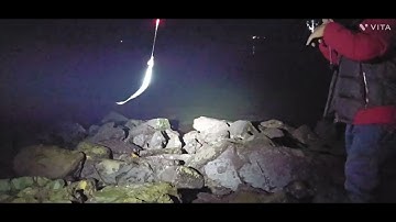 새만금방조제 소라쉼터 포인트에서 너울쉼터포인트 쪽으로2~56~57사이입니다  갈치가 따나간듯합니다   낙오된  애기갈치 2번  입질받고  발길을돌립니다  !!!!!!