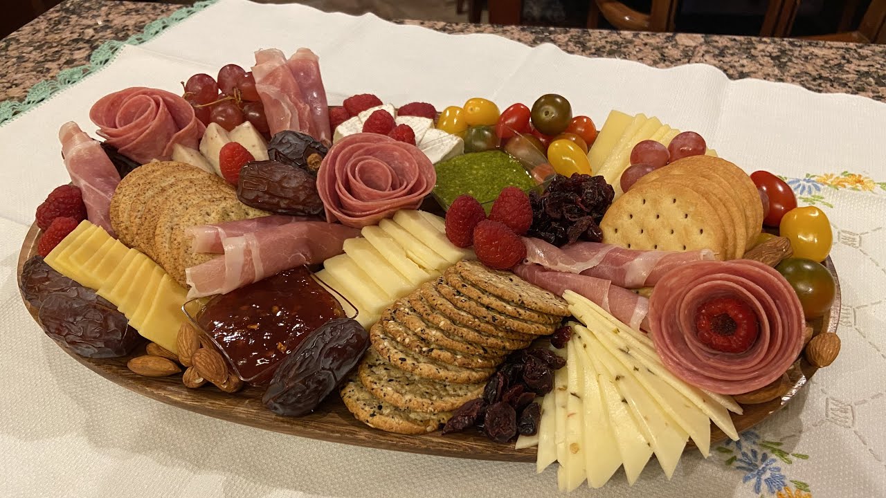 Haciendo tabla de quesos / Charcutería