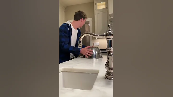 FAKE Spider PRANK on my MOM!! 😱🤣 - #Shorts