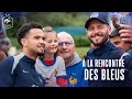 Selfies et dédicaces avec les Bleus