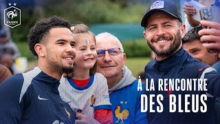 Selfies et dédicaces avec les Bleus