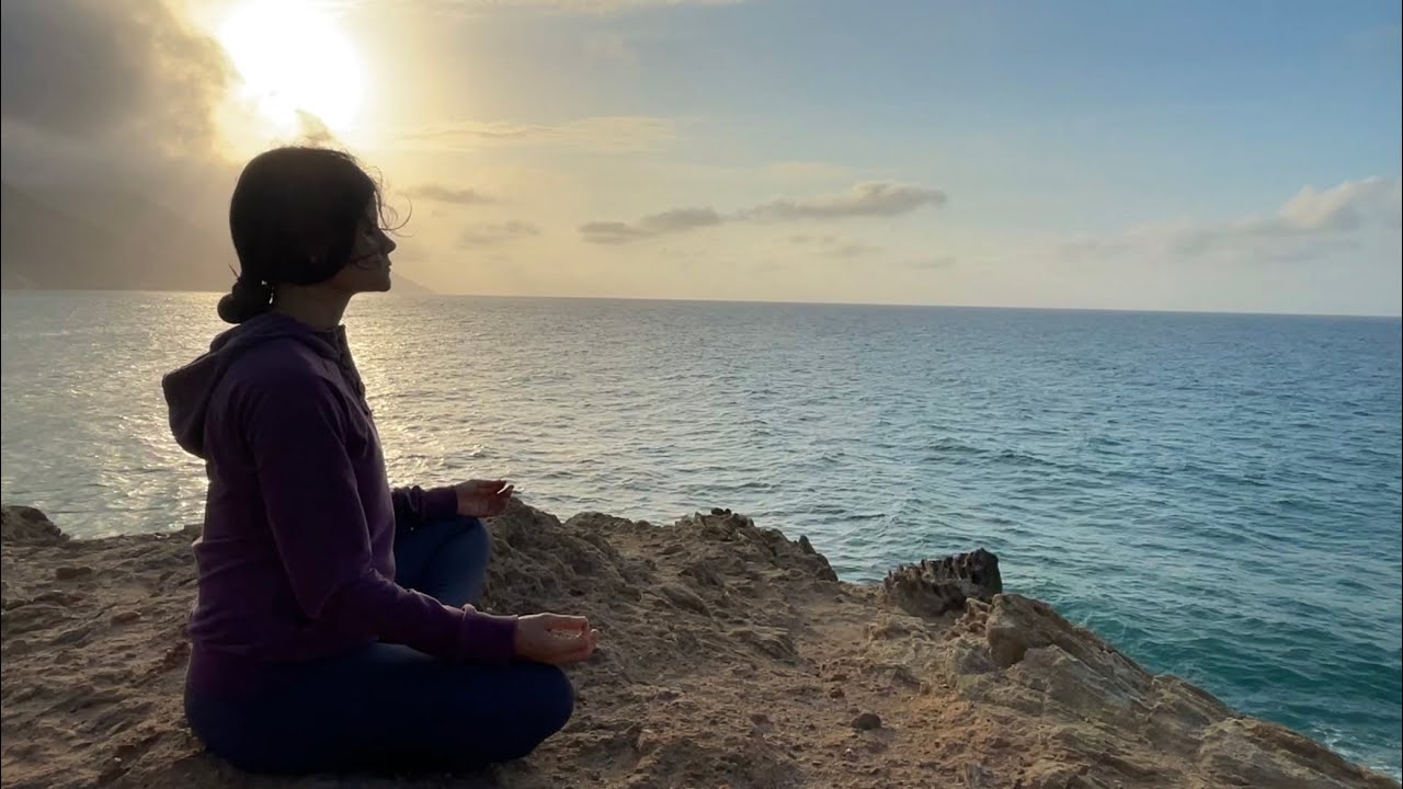 Meditación Guiada 12 min para CALMAR la MENTE y RELAJAR el CUERPO - YouTube