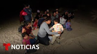 La dramática llegada de dos grupos de migrantes en balsas inflables a Texas [captado en cámara]