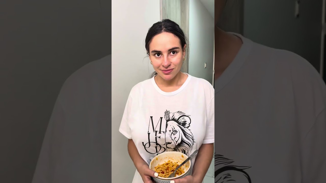 Hombre machista no dejaba que su esposa se sentara en la mesa con sus amigos🙁