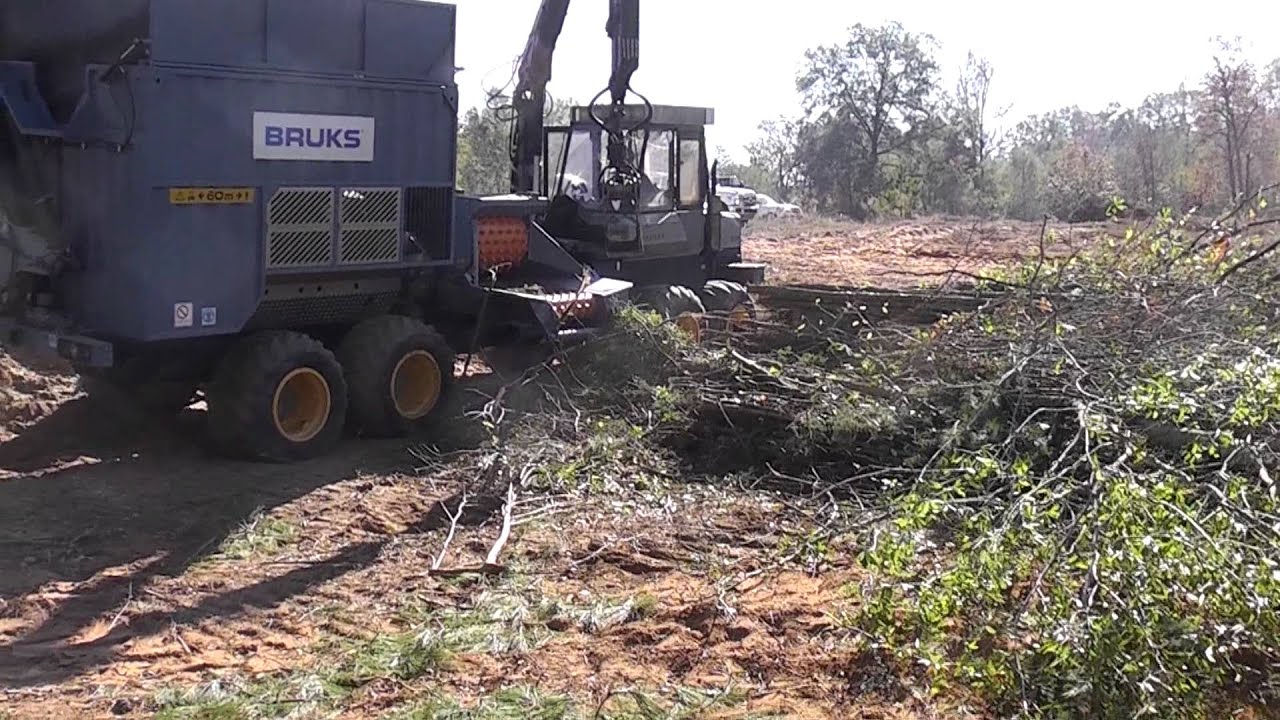 BRUKS 805.2 mobile chipper on demotour in South US 20111202