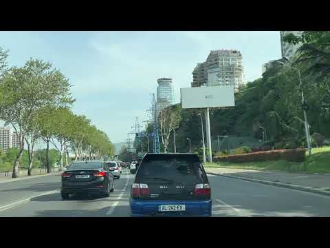 В Тбилиси летняя погода. Температура днем выше тридцати градусов. 26 апреля 2022 г.