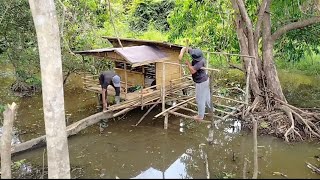 2 Hari Berpetualang Membangun Tempat Bersantai Di Atas Air Makan Ikan Hasil Berburu