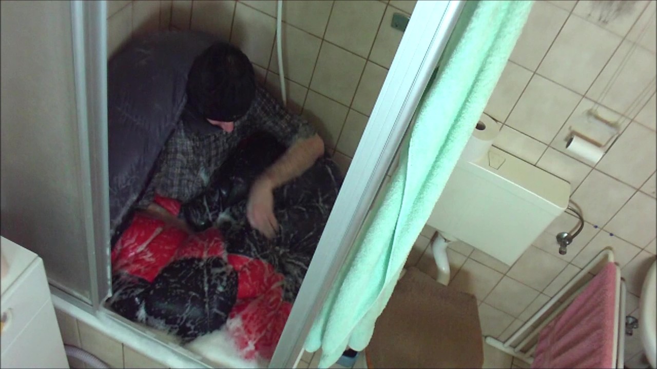 Daunenschlafsäcke Bigpack Hikers Curve 210 STM orangerot dunkelblau im Duschbad (3)